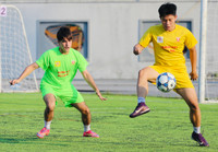 Chàng 'Tây' trên sân bóng đá học sinh là ai?