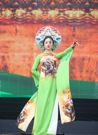 Nét duyên dáng và dịu dàng của nữ chiến sỹ Công an nhân dân trong tà áo dài truyền thống