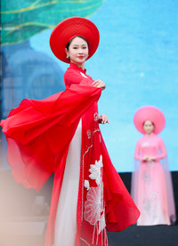 Nét duyên dáng và dịu dàng của nữ chiến sỹ Công an nhân dân trong tà áo dài truyền thống