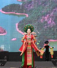 Nét duyên dáng và dịu dàng của nữ chiến sỹ Công an nhân dân trong tà áo dài truyền thống