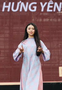 Nét duyên dáng và dịu dàng của nữ chiến sỹ Công an nhân dân trong tà áo dài truyền thống