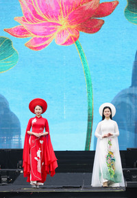 Nét duyên dáng và dịu dàng của nữ chiến sỹ Công an nhân dân trong tà áo dài truyền thống