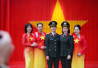 Nét duyên dáng và dịu dàng của nữ chiến sỹ Công an nhân dân trong tà áo dài truyền thống