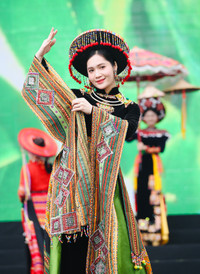 Nét duyên dáng và dịu dàng của nữ chiến sỹ Công an nhân dân trong tà áo dài truyền thống