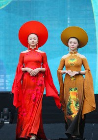 Nét duyên dáng và dịu dàng của nữ chiến sỹ Công an nhân dân trong tà áo dài truyền thống