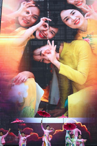 Nét duyên dáng và dịu dàng của nữ chiến sỹ Công an nhân dân trong tà áo dài truyền thống