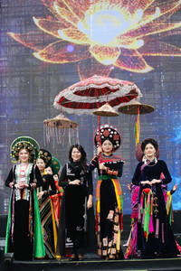 Nét duyên dáng và dịu dàng của nữ chiến sỹ Công an nhân dân trong tà áo dài truyền thống