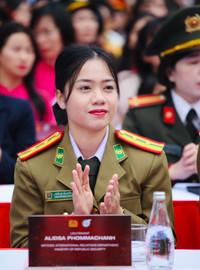 Nét duyên dáng và dịu dàng của nữ chiến sỹ Công an nhân dân trong tà áo dài truyền thống