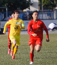 'Chiến binh' Thuỳ Trang vừa rời sân futsal đã 'quẩy' tưng bừng sân 11
