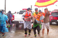 Hình ảnh cảm xúc về lực lượng Công an vượt mưa lũ cứu dân