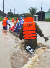 Hình ảnh cảm xúc về lực lượng Công an vượt mưa lũ cứu dân