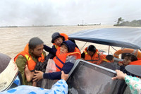 Hình ảnh cảm xúc về lực lượng Công an vượt mưa lũ cứu dân