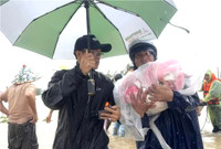 Hình ảnh cảm xúc về lực lượng Công an vượt mưa lũ cứu dân