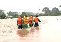 Hình ảnh cảm xúc về lực lượng Công an vượt mưa lũ cứu dân