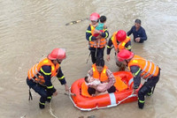 Hình ảnh cảm xúc về lực lượng Công an vượt mưa lũ cứu dân