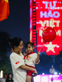 Sắc màu Tổ quốc nhuộm thắm bước quân hành