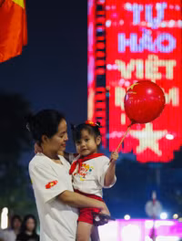 Sắc màu Tổ quốc nhuộm thắm bước quân hành