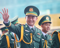 Sắc màu Tổ quốc nhuộm thắm bước quân hành