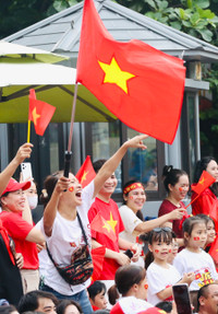 Sắc màu Tổ quốc nhuộm thắm bước quân hành