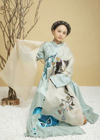 NTK Vũ Việt Hà dùng tơ sen may áo dài làm quà tặng Hà Nội nhân dịp tròn 1010 năm tuổi