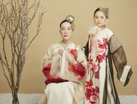 NTK Vũ Việt Hà dùng tơ sen may áo dài làm quà tặng Hà Nội nhân dịp tròn 1010 năm tuổi