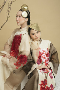 NTK Vũ Việt Hà dùng tơ sen may áo dài làm quà tặng Hà Nội nhân dịp tròn 1010 năm tuổi