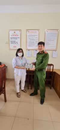 Niềm vui của những công dân đầu tiên ở Hà Nội nhận biển số xe đăng ký tại Công an cấp xã