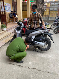 Niềm vui của những công dân đầu tiên ở Hà Nội nhận biển số xe đăng ký tại Công an cấp xã