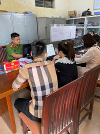 Niềm vui của những công dân đầu tiên ở Hà Nội nhận biển số xe đăng ký tại Công an cấp xã