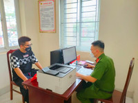 Niềm vui của những công dân đầu tiên ở Hà Nội nhận biển số xe đăng ký tại Công an cấp xã