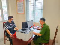 Niềm vui của những công dân đầu tiên ở Hà Nội nhận biển số xe đăng ký tại Công an cấp xã