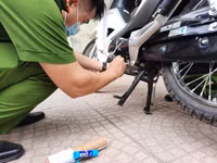 Niềm vui của những công dân đầu tiên ở Hà Nội nhận biển số xe đăng ký tại Công an cấp xã