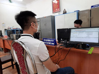 Niềm vui của những công dân đầu tiên ở Hà Nội nhận biển số xe đăng ký tại Công an cấp xã