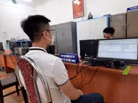 Niềm vui của những công dân đầu tiên ở Hà Nội nhận biển số xe đăng ký tại Công an cấp xã