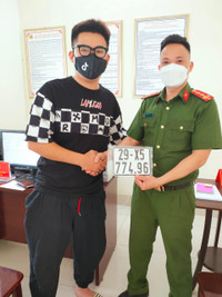 Niềm vui của những công dân đầu tiên ở Hà Nội nhận biển số xe đăng ký tại Công an cấp xã