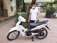 Niềm vui của những công dân đầu tiên ở Hà Nội nhận biển số xe đăng ký tại Công an cấp xã