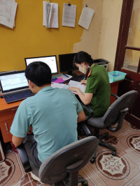 Niềm vui của những công dân đầu tiên ở Hà Nội nhận biển số xe đăng ký tại Công an cấp xã