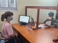 Niềm vui của những công dân đầu tiên ở Hà Nội nhận biển số xe đăng ký tại Công an cấp xã