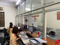 Niềm vui của những công dân đầu tiên ở Hà Nội nhận biển số xe đăng ký tại Công an cấp xã