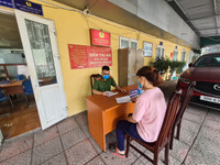 Niềm vui của những công dân đầu tiên ở Hà Nội nhận biển số xe đăng ký tại Công an cấp xã