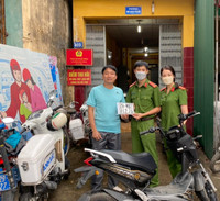 Niềm vui của những công dân đầu tiên ở Hà Nội nhận biển số xe đăng ký tại Công an cấp xã