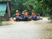 Công an miền Trung quên mình giúp dân vượt qua bão lũ