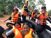 Công an miền Trung quên mình giúp dân vượt qua bão lũ