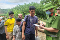 Công an miền Trung quên mình giúp dân vượt qua bão lũ