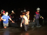 Công an miền Trung quên mình giúp dân vượt qua bão lũ