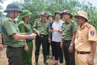 Công an miền Trung quên mình giúp dân vượt qua bão lũ