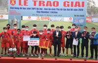 [ẢNH] Khoảnh khắc THPT Hoàng Mai nâng cao cúp vô địch