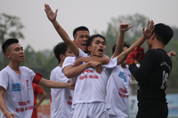 [ẢNH] Khoảnh khắc THPT Hoàng Mai nâng cao cúp vô địch