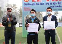 [ẢNH] Khoảnh khắc THPT Hoàng Mai nâng cao cúp vô địch