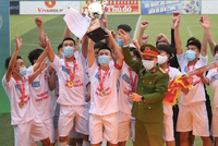 [ẢNH] Ngược chiều cảm xúc ở chung kết bóng đá học sinh THPT Hà Nội 2020